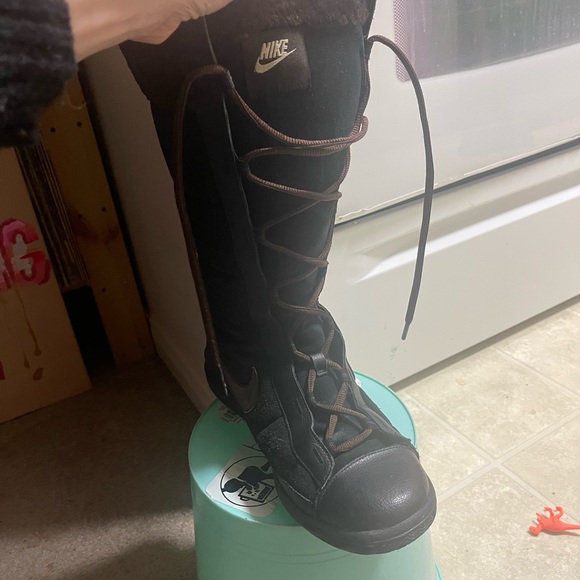 Nike high top lace up winter sneakers. - Picture 2 of 3